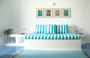 Amphora Charm Suite - Akrotiri Escape