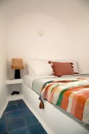Amphora Charm Suite - Akrotiri Escape