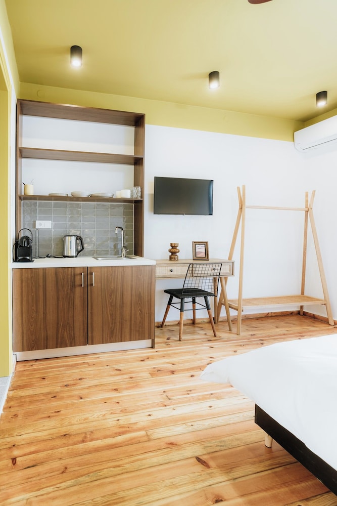 Canvas Color Your Stay