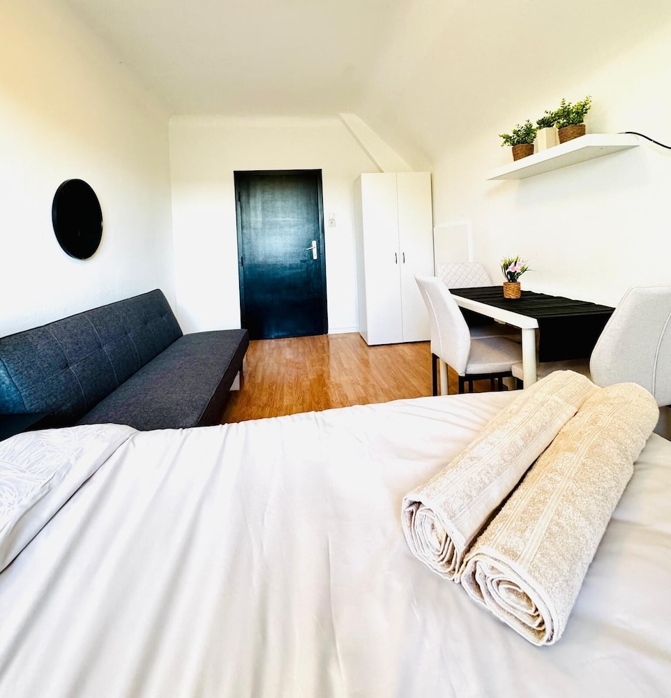Cozy Garden Villa near Danube For 16P