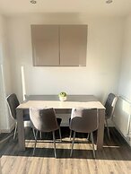 House - Sleeps 6 - Parking