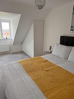 House - Sleeps 6 - Parking