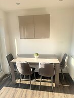 House - Sleeps 6 - Parking
