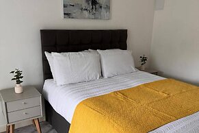 House - Sleeps 6 - Parking