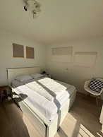 Huswell - Beachfront Apartment With Bike Storage