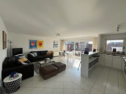 Huswell - Bright Beach Retreat With Balcony