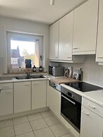 Huswell - Bright Beach Retreat With Balcony