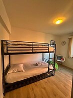 Huswell - Bright Beach Retreat With Balcony