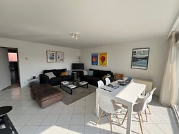 Huswell - Bright Beach Retreat With Balcony