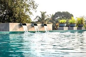 Modern Tropical 2bhk Near Beach Pool Garden