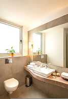 Modern Tropical 2bhk Near Beach Pool Garden