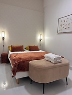 CYRUS HOTEL-HOUSE