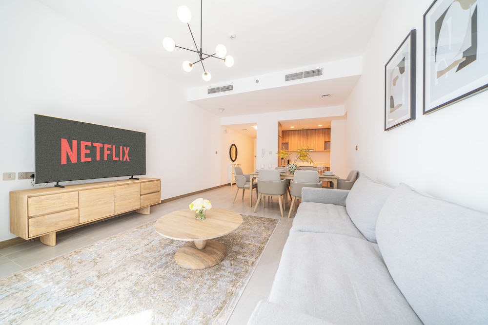 Stunning 2BR Apt – High-Floor with Breathtaking Views