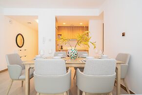 Stunning 2BR Apt – High-Floor with Breathtaking Views