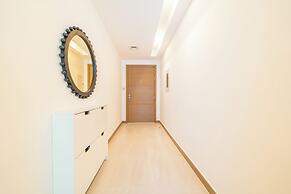 Stunning 2BR Apt – High-Floor with Breathtaking Views