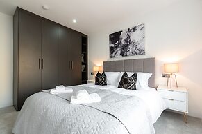 Luxurious 2 Bedroom Apartment - Free Parking