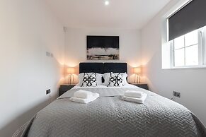 Luxurious 2 Bedroom Apartment - Free Parking