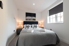 Luxurious 2 Bedroom Apartment - Free Parking