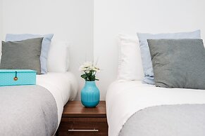 Modern 2 bed Flat in Town Centre - Free Wifi