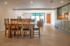 Barn in Cotswolds With Hot Tub & Scenic Views