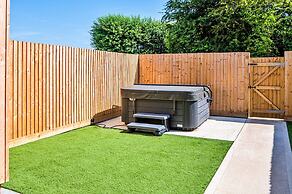 Barn in Cotswolds With Hot Tub & Scenic Views
