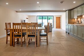 Barn in Cotswolds With Hot Tub & Scenic Views
