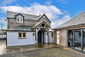 Cottage in Cornwall With Sea Views & BBQ