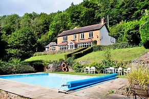 Lodge by River Wye With Private River Access