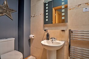 Apartment in Whitby Near Whalebone Arch