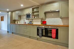 Barn in Cotswolds With Private Hot Tub