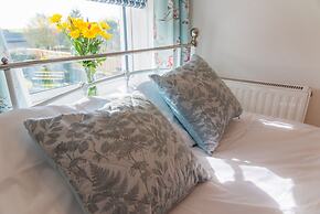 Pet-friendly Vintage Cottage, No Deposit