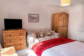 Pet-friendly Vintage Cottage, No Deposit