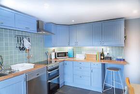 Pet-friendly Vintage Cottage, No Deposit