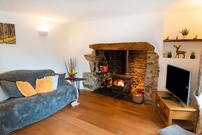 Pet-friendly Vintage Cottage, No Deposit