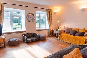 Pet-friendly Vintage Cottage, No Deposit