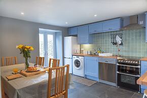 Pet-friendly Vintage Cottage, No Deposit