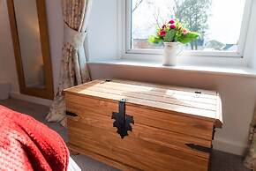 Pet-friendly Vintage Cottage, No Deposit