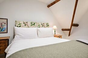 Cottage in Painswick Near Cotswold Way
