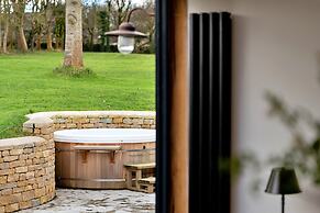 Cottage in Cotswolds With Hot Tub & Views