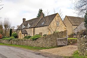 Cottage in Cotswolds With Hot Tub & Views