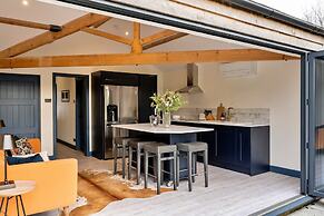 Cottage in Cotswolds With Hot Tub & Views