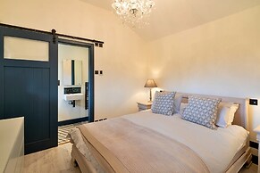 Cottage in Cotswolds With Hot Tub & Views