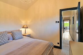 Cottage in Cotswolds With Hot Tub & Views