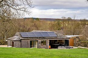 Cottage in Cotswolds With Hot Tub & Views
