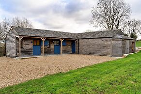 Cottage in Cotswolds With Hot Tub & Views