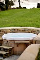 Cottage in Cotswolds With Hot Tub & Views