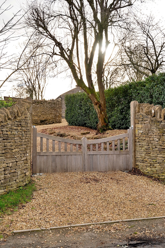 Cottage in Cotswolds With Hot Tub & Views