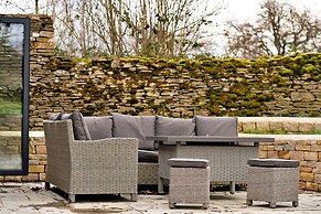 Cottage in Cotswolds With Hot Tub & Views