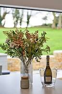 Cottage in Cotswolds With Hot Tub & Views