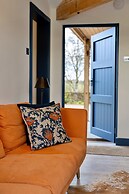 Cottage in Cotswolds With Hot Tub & Views
